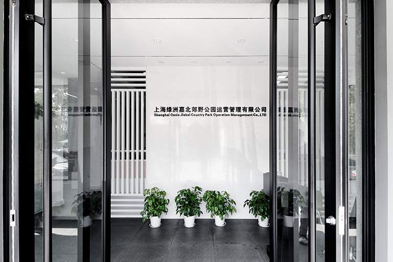 极简黑白灰办公空间(图1)